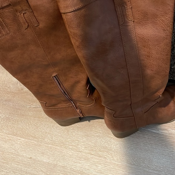 Faux leather riding boots in nearly new condition - Picture 3 of 4